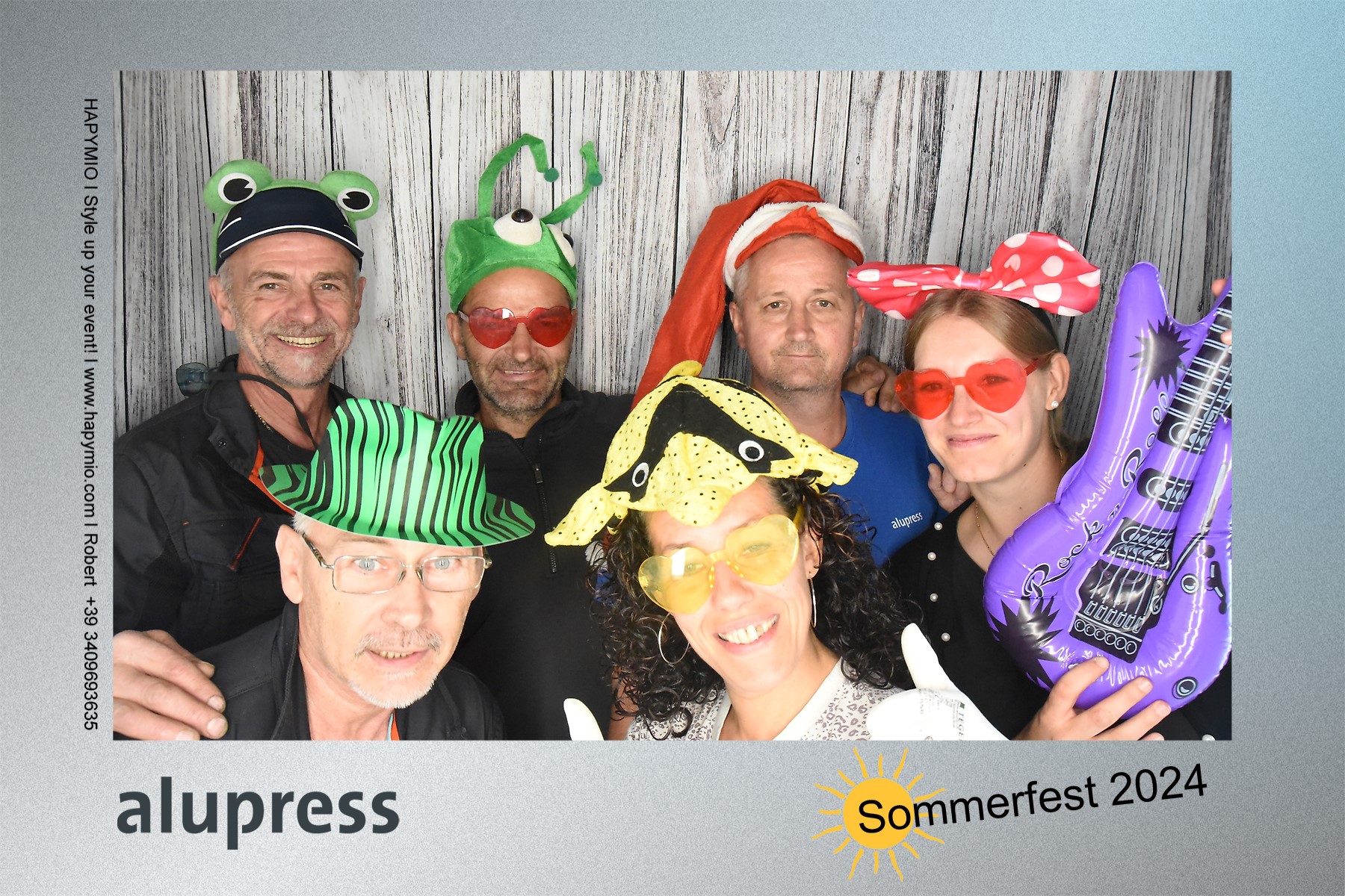 Mitarbeitende von Alupress in der Fotobox beim Sommerfest