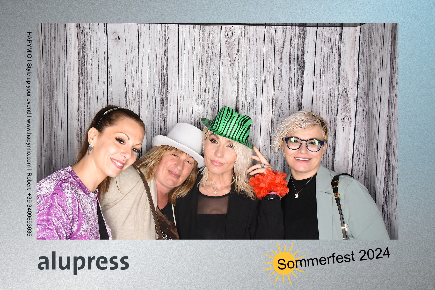 Mitarbeitende von Alupress in der Fotobox beim Sommerfest