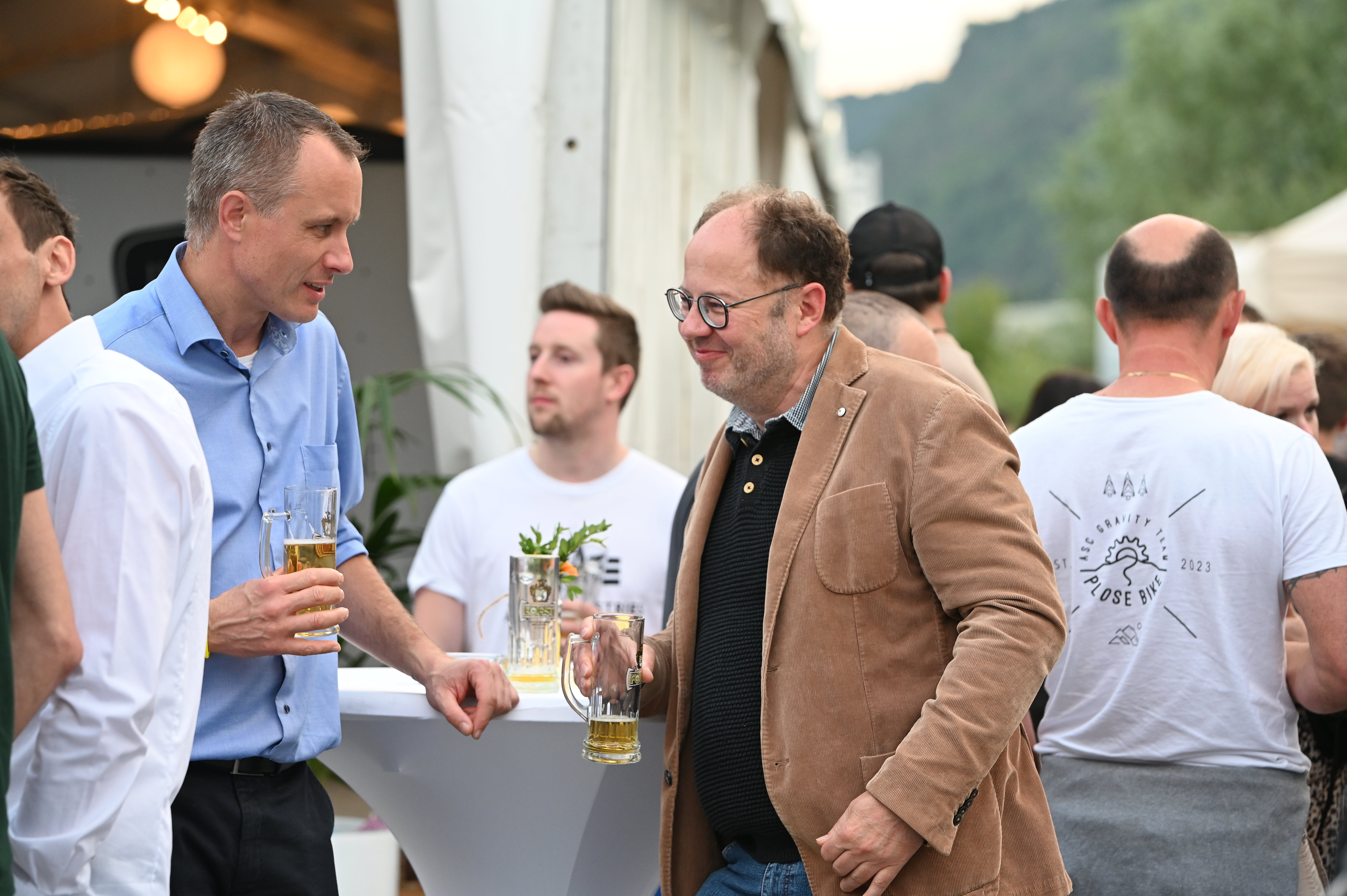 Oliver Janz im Gespräch mit Mitarbeitenden von Alupress beim Sommerfest