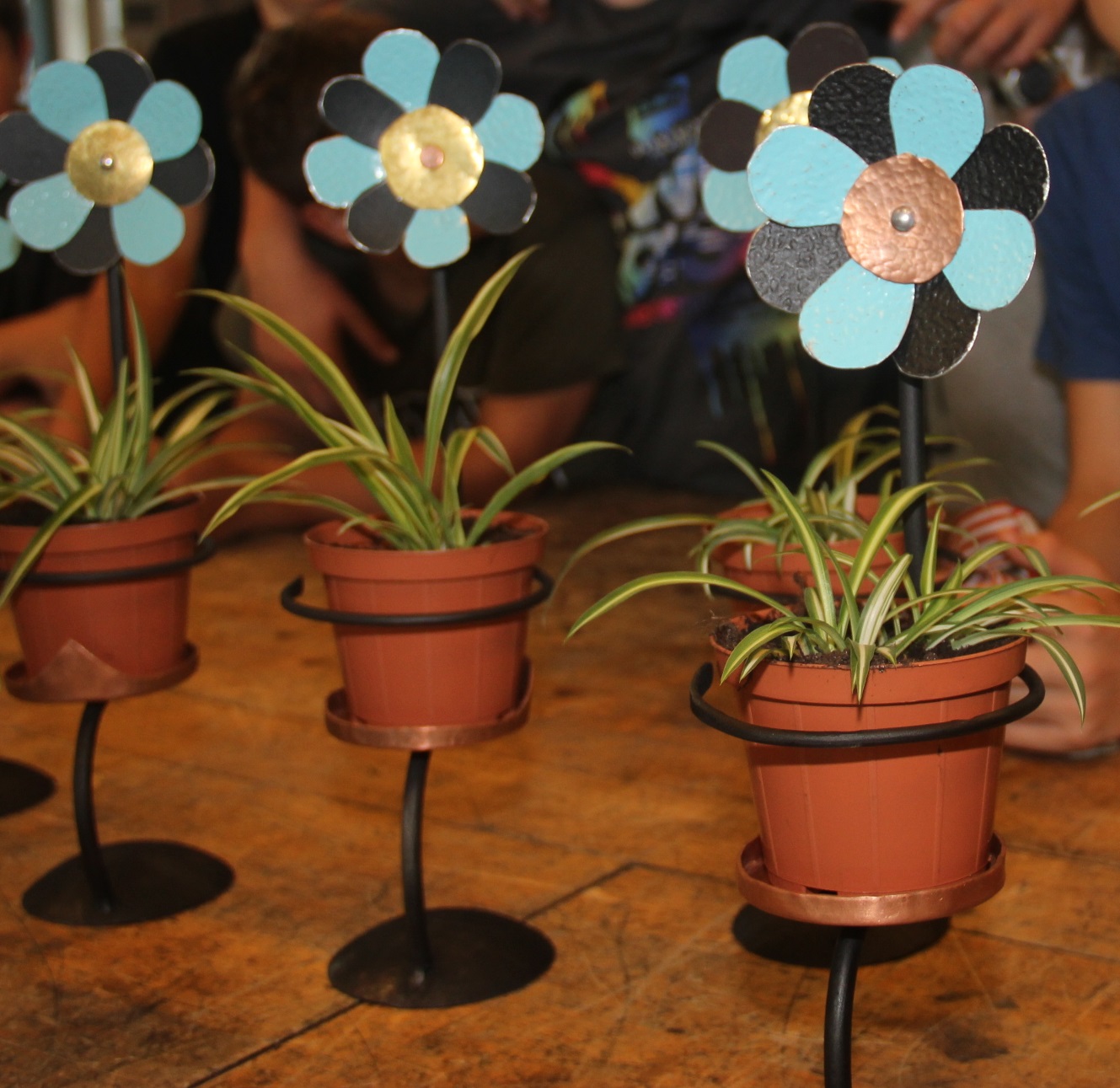 Werkstück Blume aus Metall von den Jukas Sommerwochen