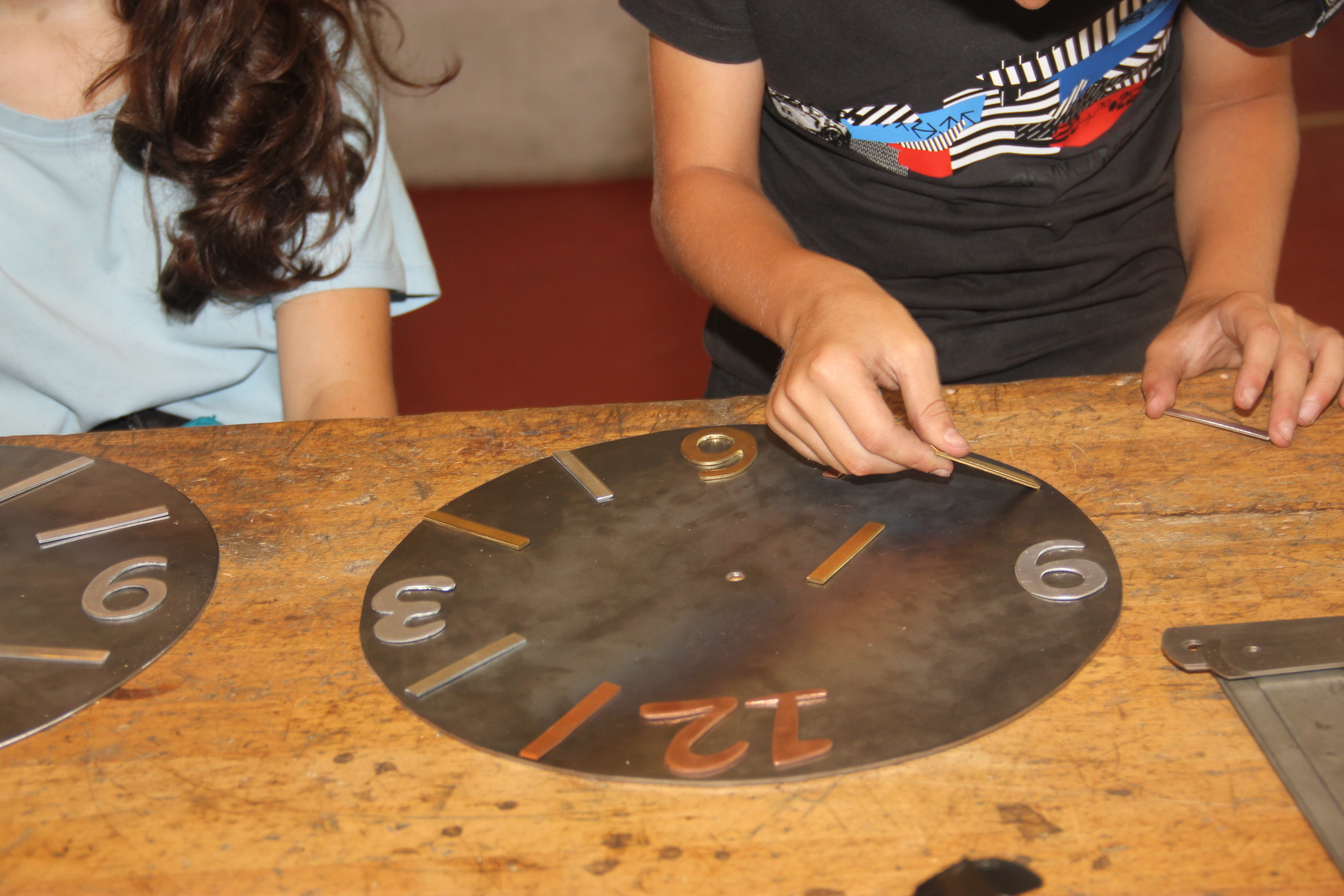 Werkstück Uhr aus Holz und Metall von den Jukas Sommerwochen