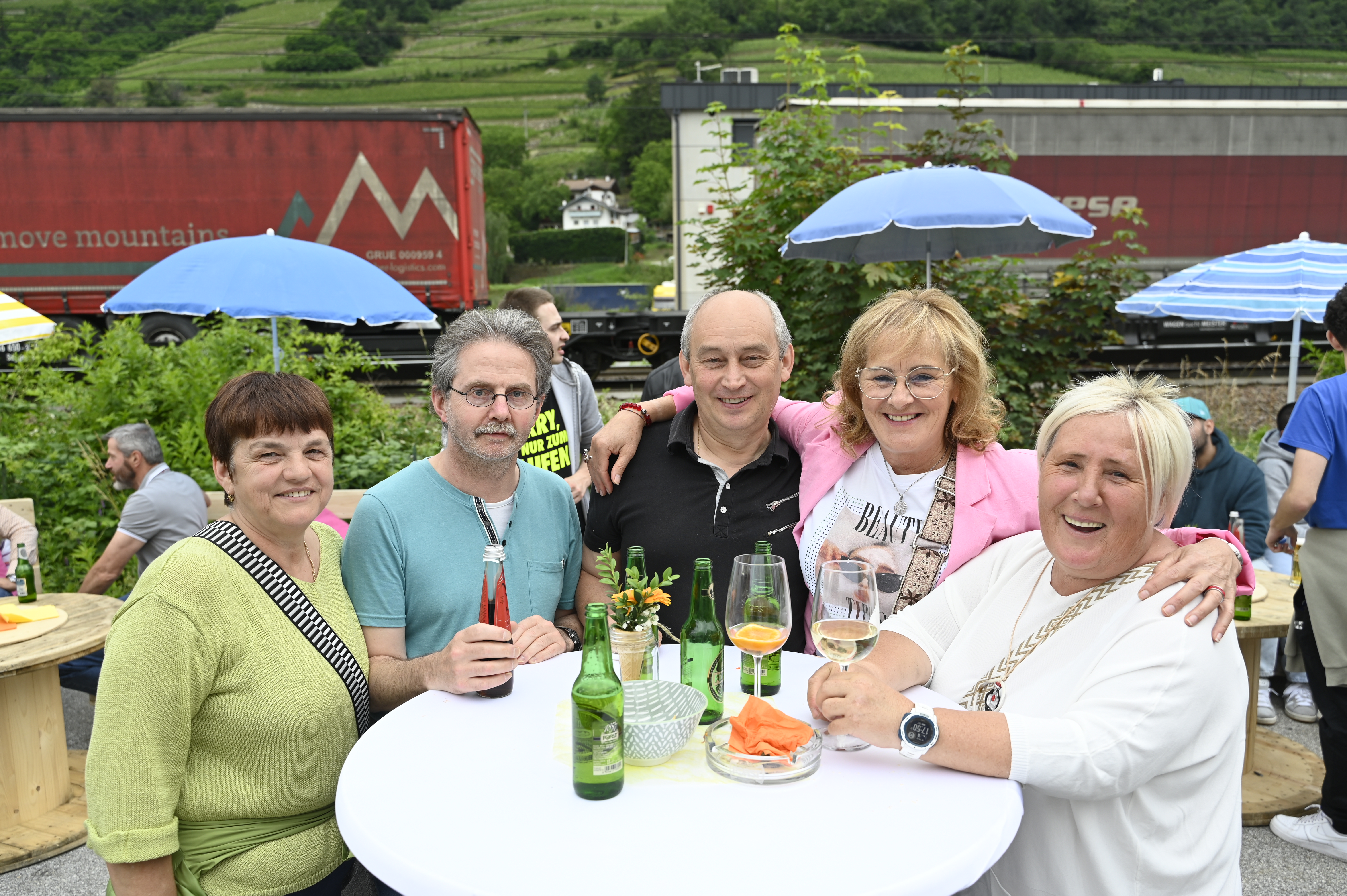 Mitarbeitende von Alupress beim Sommerfest