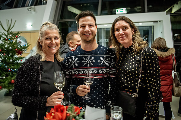 Alupressler im Gruppenbild bei der Weihnachtsfeier 2024