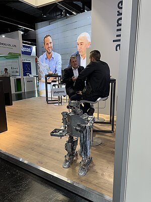 Robot fatto di pezzi in alluminio pressofuso allo stand di Alupress alla PCIM Europe 2024