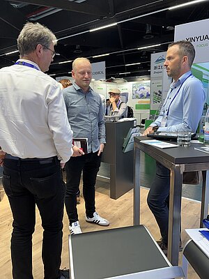 Expertinnen und Experten von Alupress mit Besuchern am Stand bei der PCIM Europe 2024