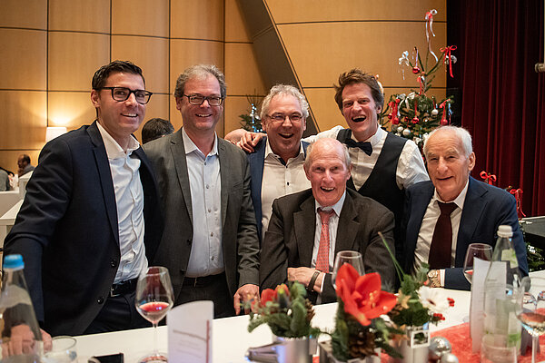 Geschäftsführung, Verwaltungsrat und Familie Oberrauch im Gruppenbild bei der Weihnachtsfeier 2024