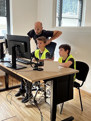 Alupress Tooling employee with young inventors