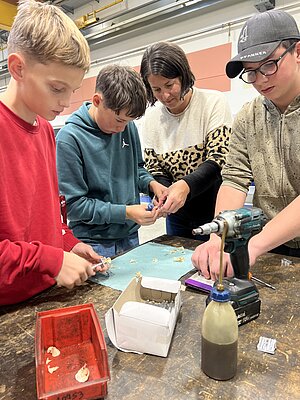 Mittelschüler beim Open Day in der Alupress Tooling