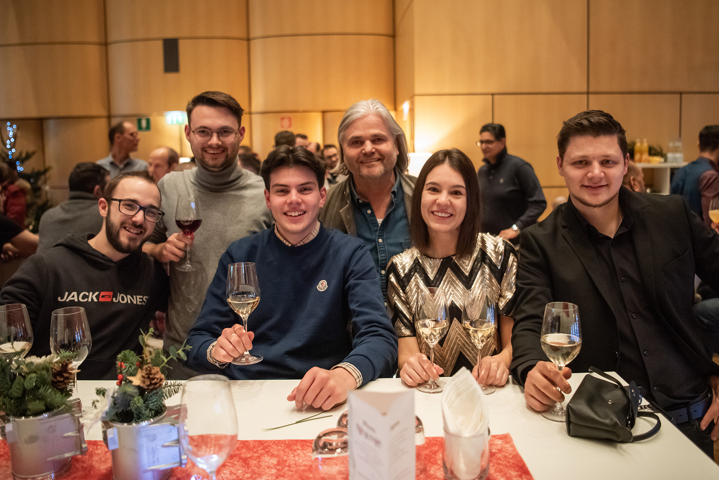 Alupressler im Gruppenbild bei der Weihnachtsfeier 2024