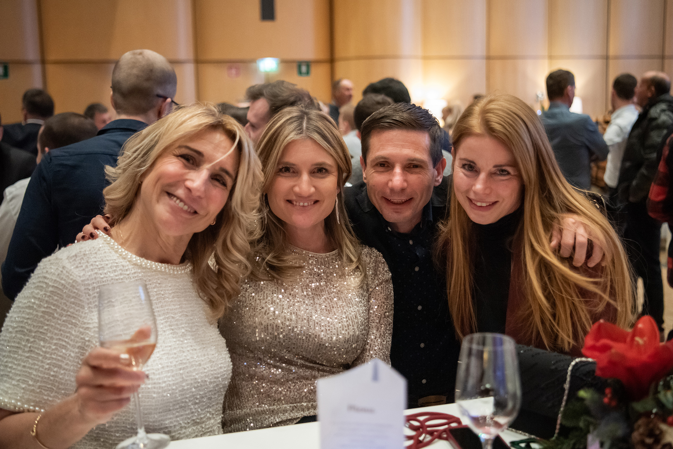 Alupressler im Gruppenbild bei der Weihnachtsfeier 2024