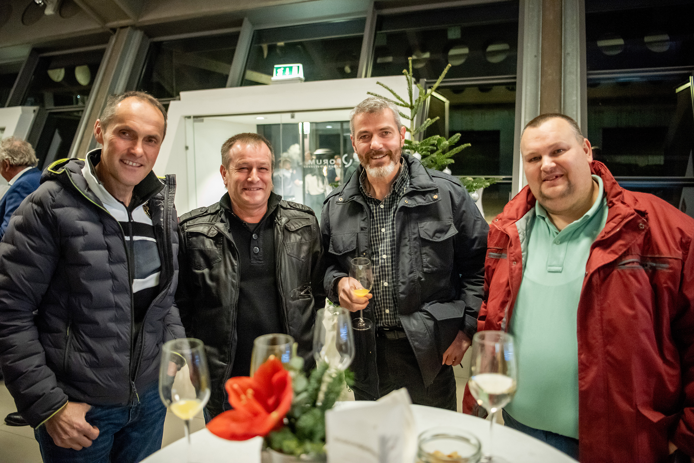 Alupressler im Gruppenbild bei der Weihnachtsfeier 2024