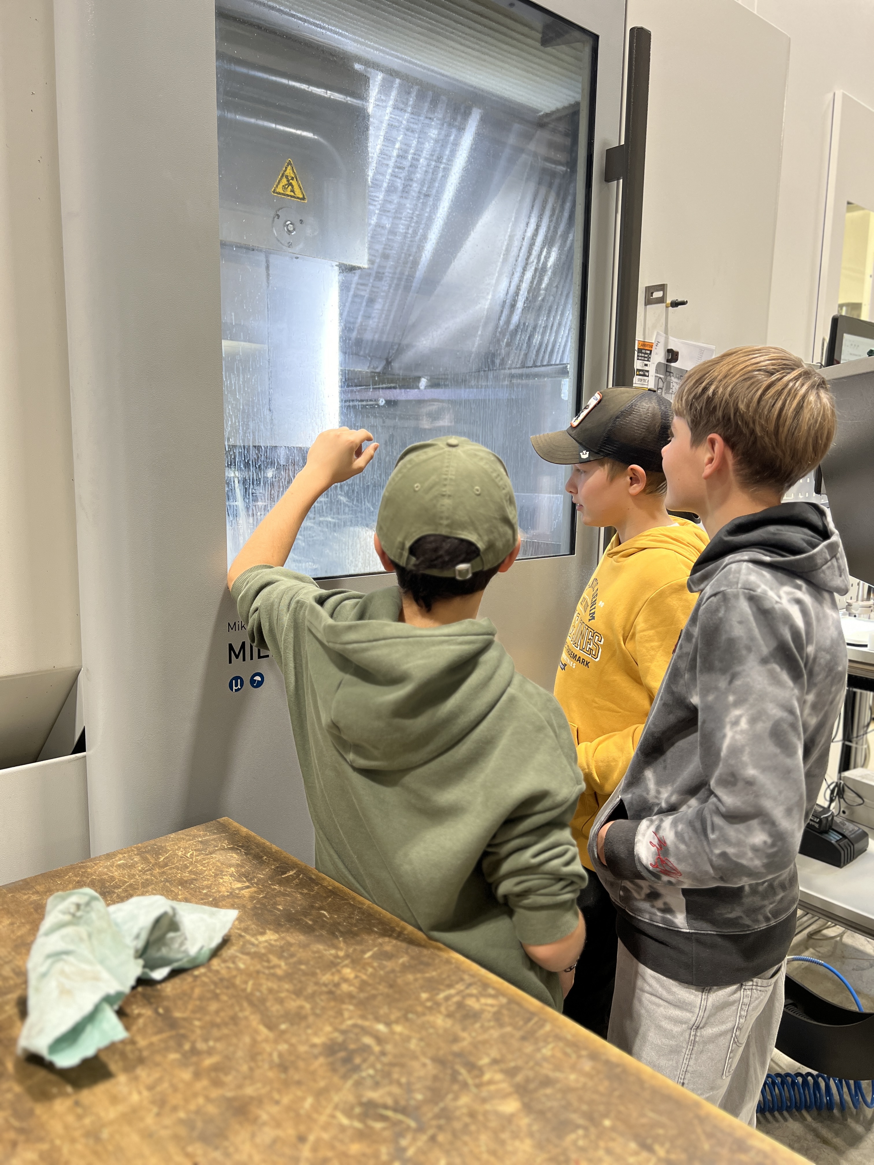 Mittelschüler beim Open Day in der Alupress Tooling